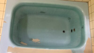 DIY塗装が剥がれたホーロー浴槽を再生塗装｜横須賀市