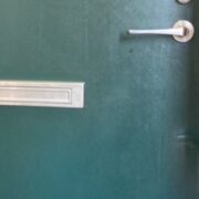玄関ドアの凹み