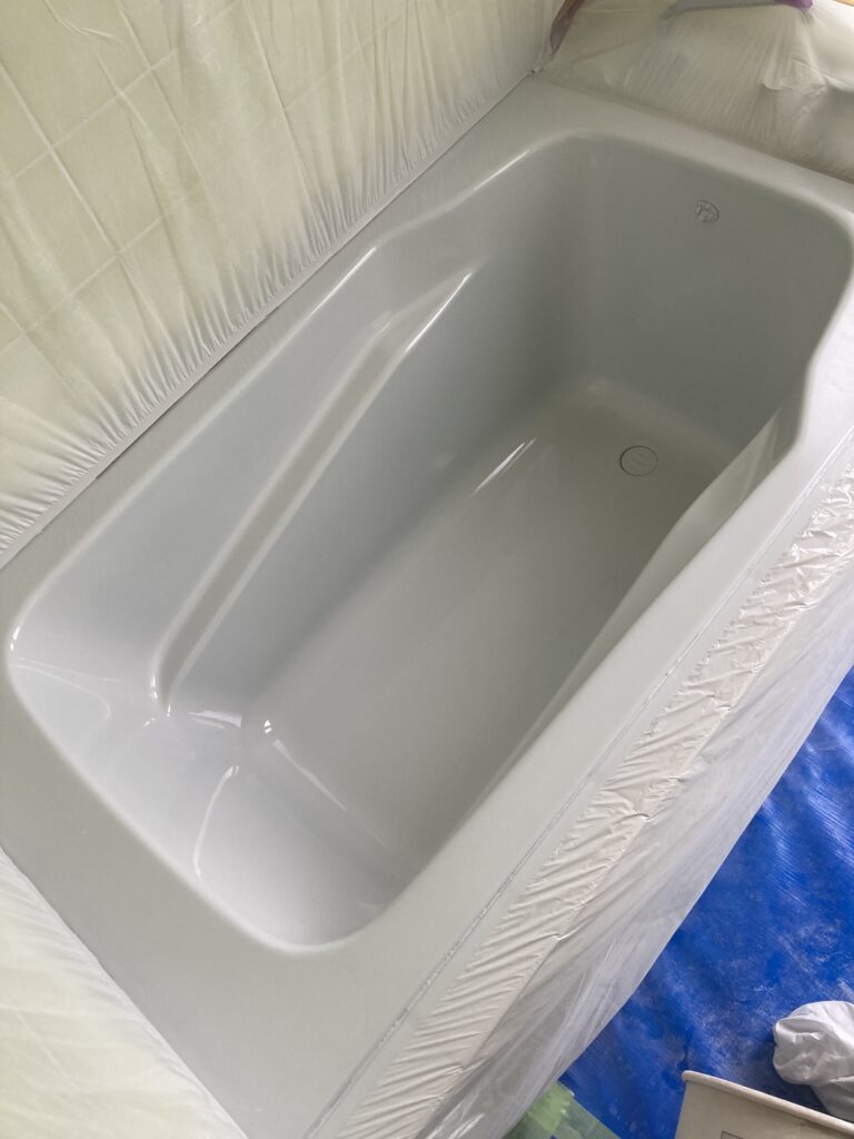 人工大理石浴槽の再生塗装施工中|鎌倉市