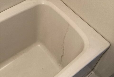 浴槽側面に発生したひび割れ 補修前