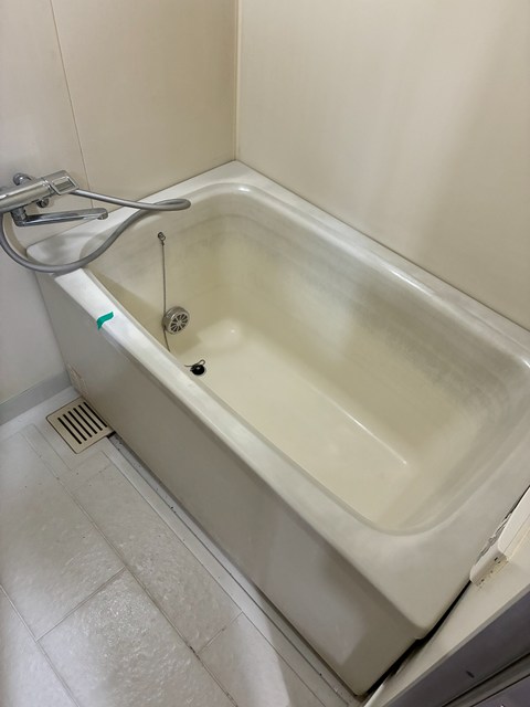 浴槽天面のひび割れ補修｜川崎市川崎区の賃貸物件