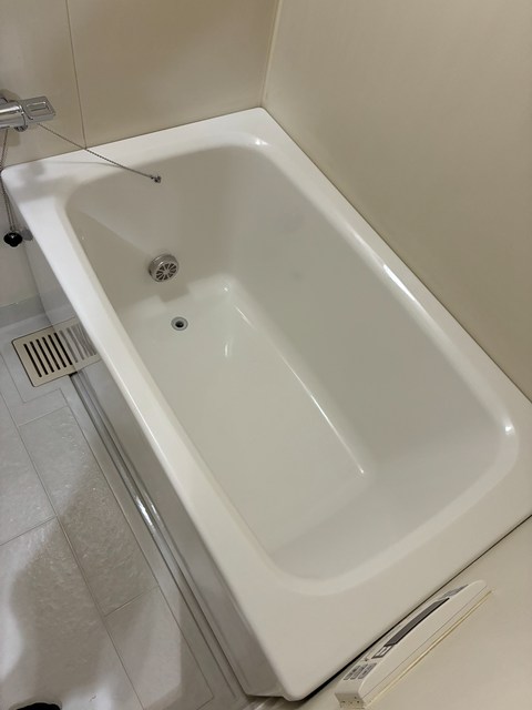 ひび割れ補修と再生塗装後の浴槽全体