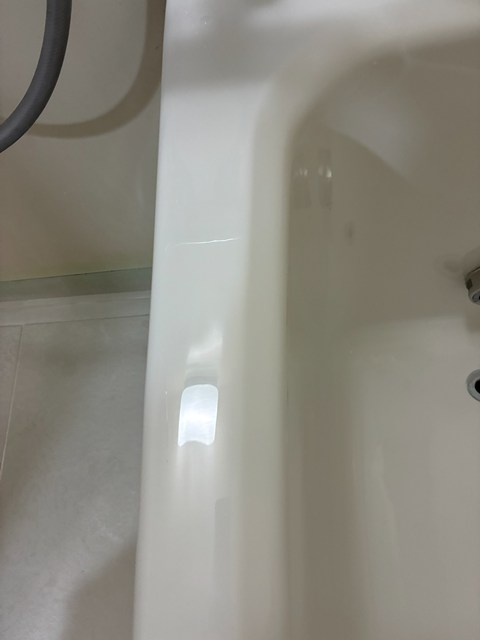 ひび割れ補修後の浴槽天面の仕上がり